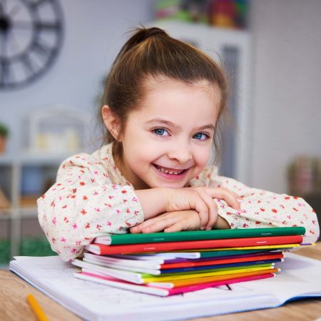 nina-sonriente-estudiando-casa